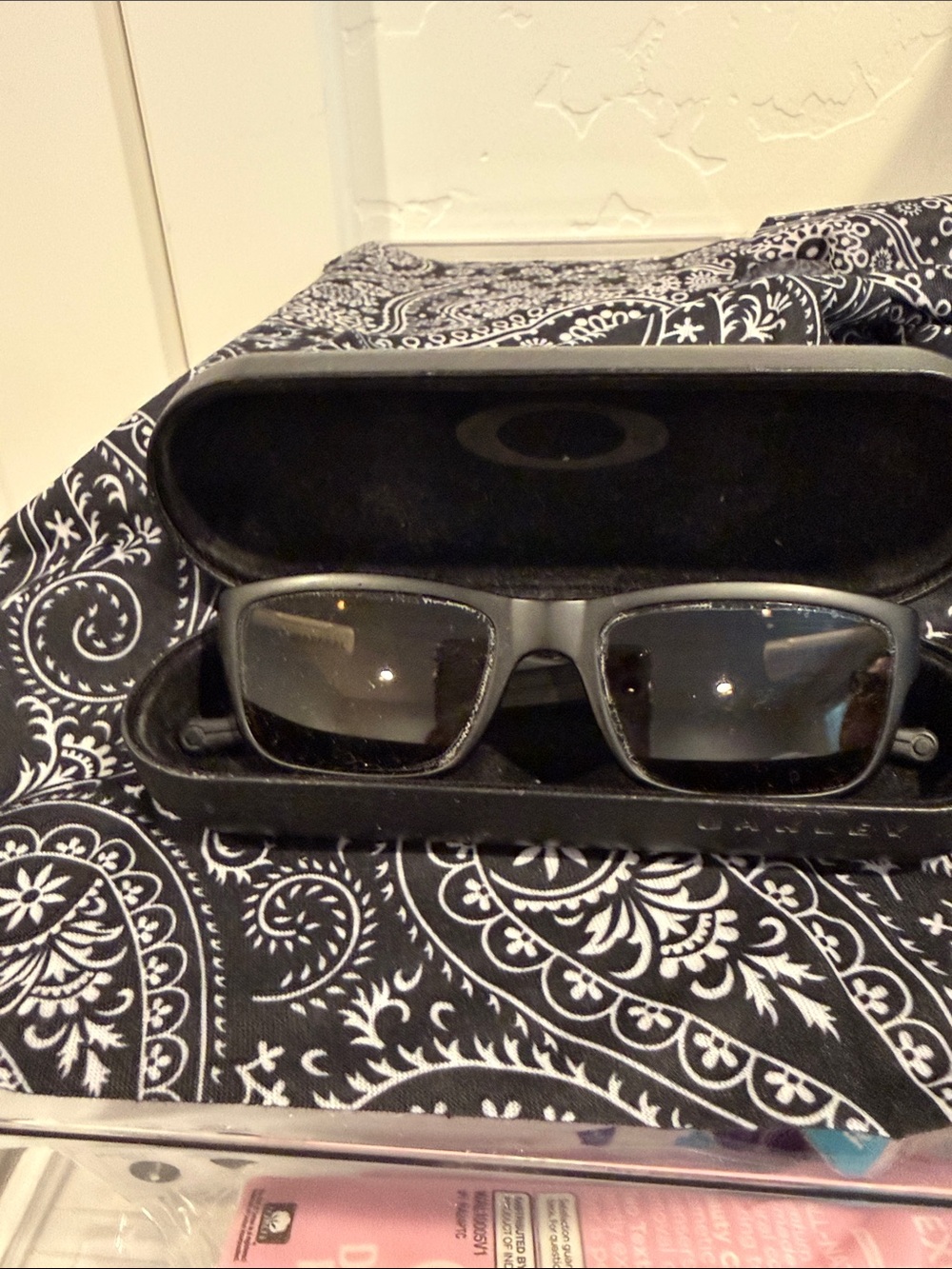 Oakley Men’s Black Rectangular Sunglasses with Gray Lenses